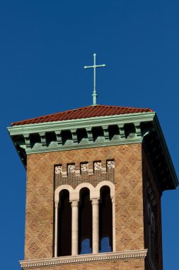 Kilise çatısının yerleştirilen cross.