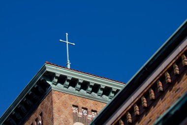 Kilise çatısının ve kule üzerine çapraz yerleştirilmiş.