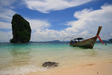 Tayland deniz kum rock ve mavi gökyüzü ile: Krabi