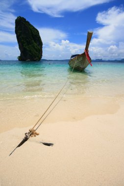 Tayland deniz kum rock ve mavi gökyüzü ile: Krabi