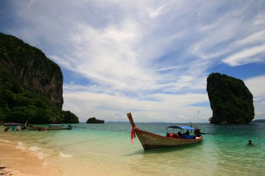 Tayland deniz kum rock ve mavi gökyüzü ile: Krabi