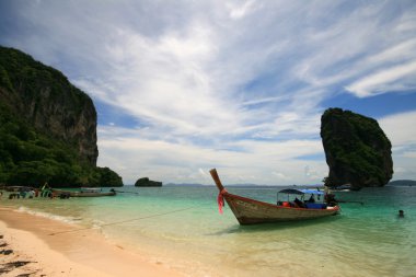 Tayland deniz kum rock ve mavi gökyüzü ile: Krabi