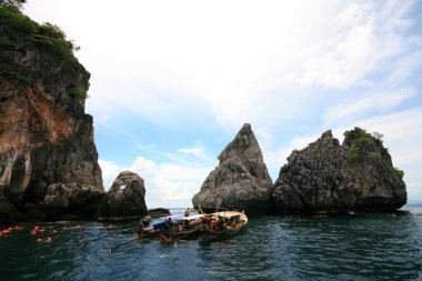 Tayland deniz kum rock ve mavi gökyüzü ile: Krabi