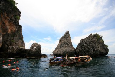 Tayland deniz kum rock ve mavi gökyüzü ile: Krabi