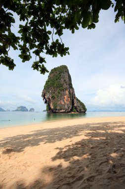 Tayland deniz kum rock ve mavi gökyüzü ile: Krabi