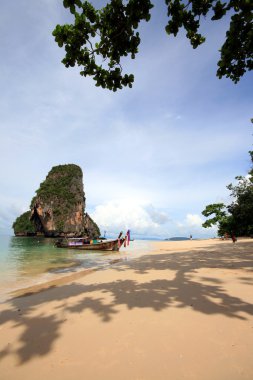 Tayland deniz kum rock ve mavi gökyüzü ile: Krabi