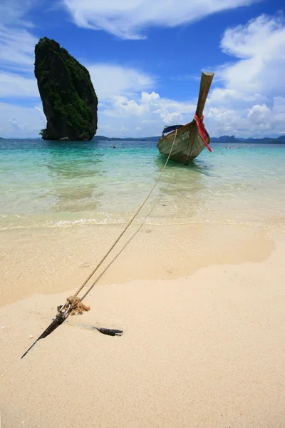Tailandia mar con roca de arena y cielo azul: Krabi —  Fotos de Stock