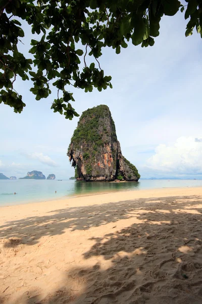 Tailândia mar com rocha de areia e céu azul: Krabi — Fotografia de Stock
