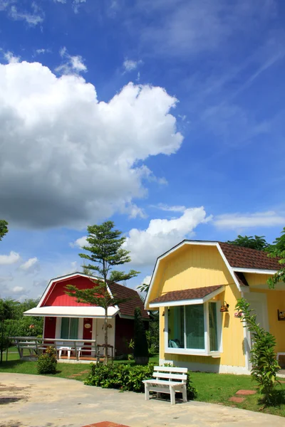 Голландский стиль дома с голубым небом — стоковое фото
