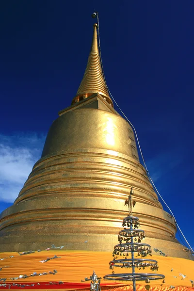 Golden pagode i blå himmel - Stock-foto