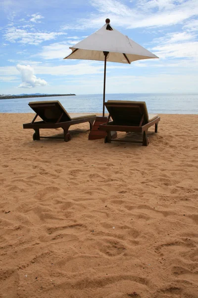 pattaya Beach beyaz sandalye ve şemsiye