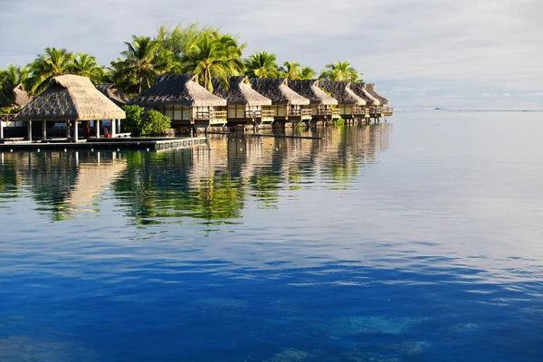 Verbazingwekkende tropische resort met hutten over water — Stockfoto