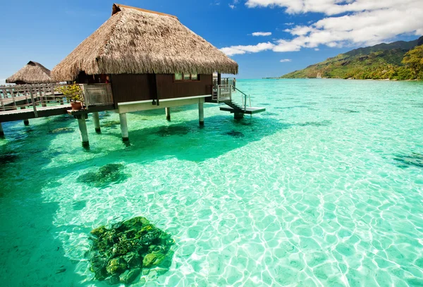 Over water bungalow met stappen in geweldige lagune — Stockfoto