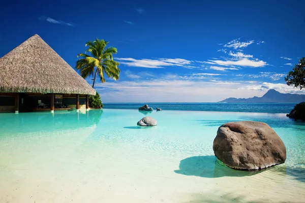 Infinity zwembad met kunstmatige strand en de Oceaan — Stockfoto