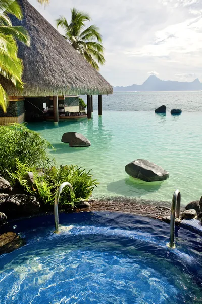Jacuzzi e piscina infinita sobre oceano tropical — Fotografia de Stock