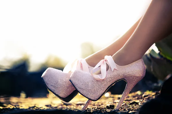 Закрыть розовые высокие каблуки диамонами — стоковое фото