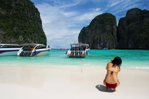 Girl photographing tropical beach with boats — Stock Photo, Image