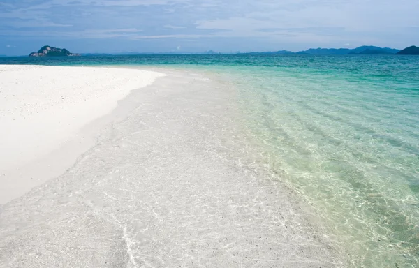 Verlaten tropisch strand met blauwe hemel — Stockfoto