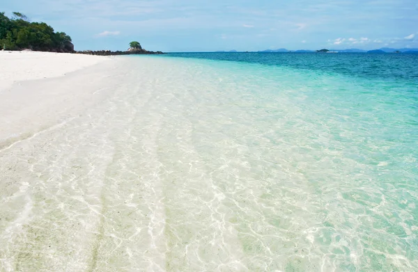 青い空と捨てられた熱帯ビーチ — ストック写真