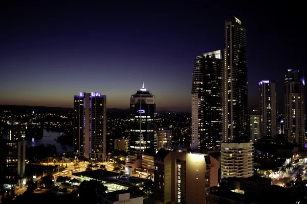 Arranha-céus em Gold Coast durante a noite — Fotografia de Stock