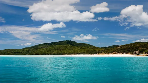 Imagem da bela ilha tropical à distância — Fotografia de Stock