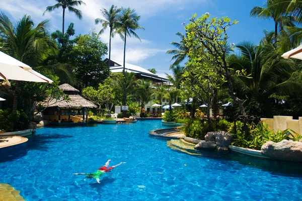Tropický resort s bazénem — Stock fotografie