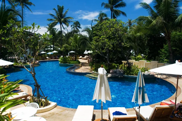 热带度假村有游泳池 — 图库照片