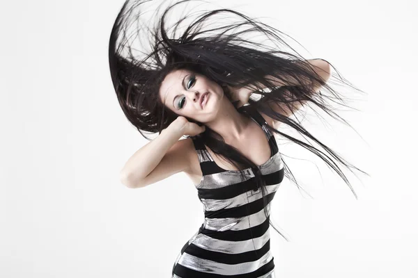 Giovane donna tremolante capelli scuri molto lunghi — Foto Stock