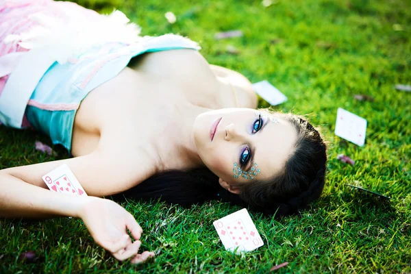 Mujer misteriosa joven con tarjetas en la hierba —  Fotos de Stock