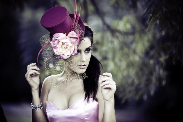 Rostro de joven hermosa mujer en un sombrero vintage — Foto de Stock