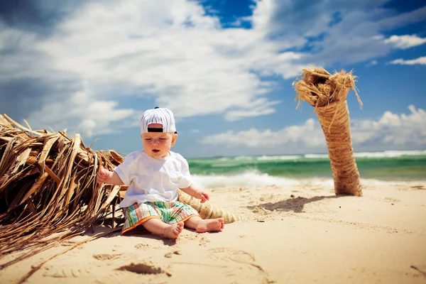 Cutte kleine jongen ontspannen op een strand — Stockfoto