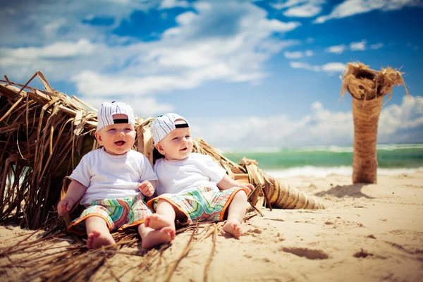 해변에서 편안한 쌍둥이 소년 — 스톡 사진