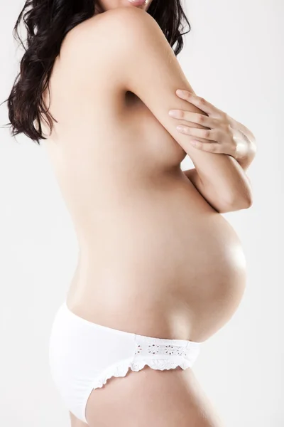 Крупный план обнаженного беременного тела из профиля — стоковое фото