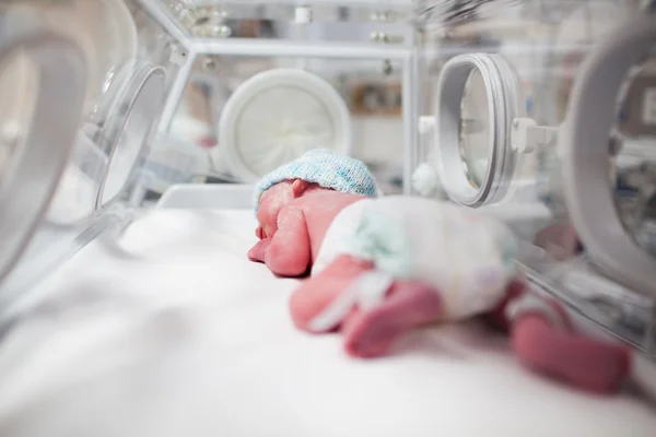 Menino recém-nascido coberto de vértice dentro da incubadora — Fotografia de Stock