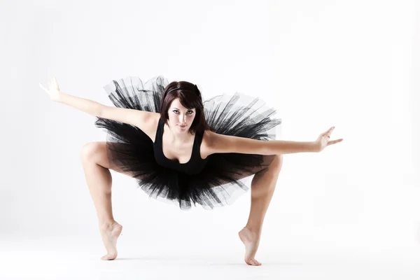 Νέοι όμορφη μπαλέτου χορού κρατώντας δύσκολο πόζα — Φωτογραφία Αρχείου