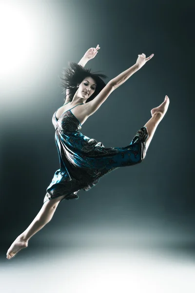 Modern stil, şık ve genç dansçı atlama — Stok fotoğraf