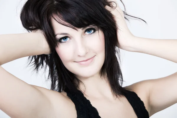 Портрет жінки з блакитними очима і безладне волосся — стокове фото