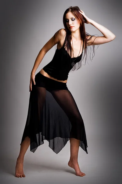 Jovem fêmea em vestido preto — Fotografia de Stock