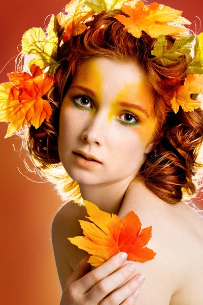 美しい女性モデルの秋の肖像画 — ストック写真