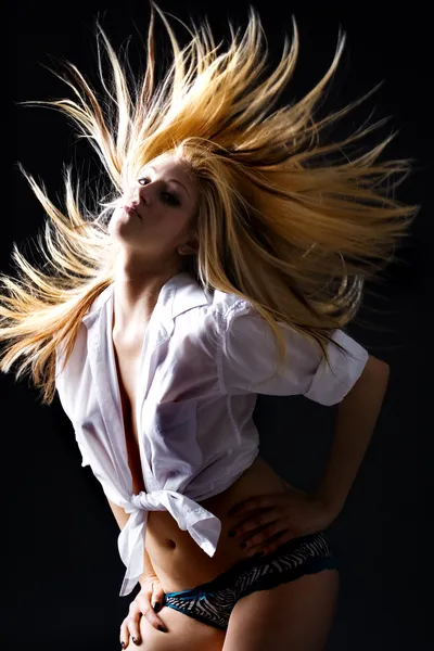 飛行の髪が踊る美しい金髪の女性 — ストック写真