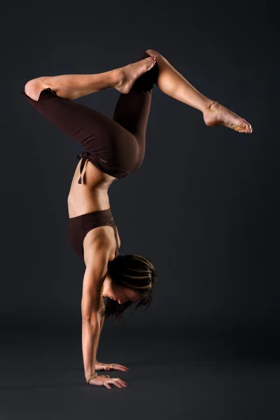 Kobieta gimnastyk rozciągania — Zdjęcie stockowe