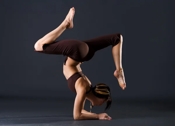 Ung Kvinnlig Gymnast Stretching Sin Kropp Studio — Stockfoto