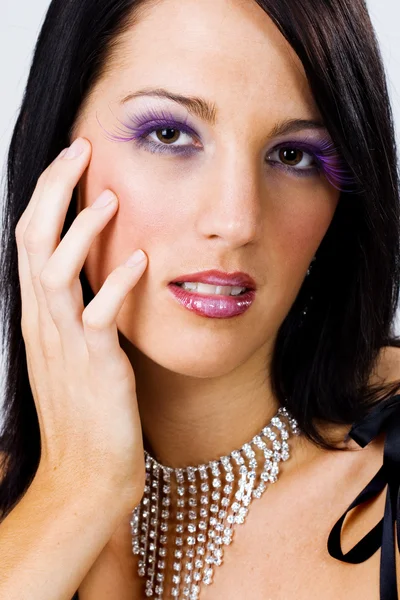 Genç Bir Kadının Yüzünde Garip Renkli Kirpik — Stok fotoğraf
