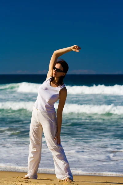 Mujer Joven Haciendo Ejercicio Playa Tropical —  Fotos de Stock