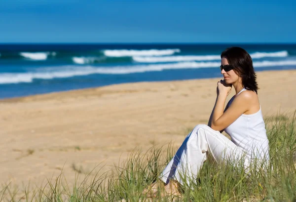 Jovem feliz do sexo feminino desfrutando de uma vista de praia — Fotografia de Stock