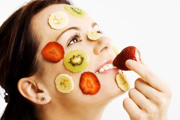 Jeune femme avec masque aux fruits — Photo