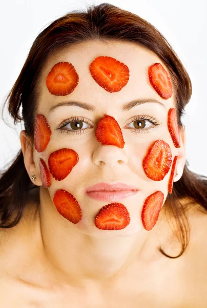 Mladá žena s jahodovou masku — Stock fotografie