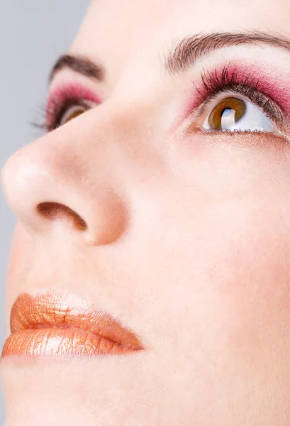 Detalhe Rosto Com Maquiagem Mostrando Olhos Lábios — Fotografia de Stock