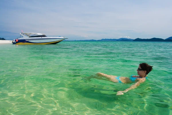 Жінка купається в теплій тропічній воді — стокове фото