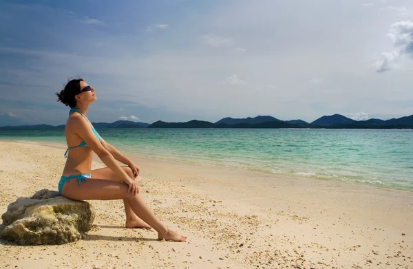 Menina Relaxante Praia Tropical — Fotografia de Stock